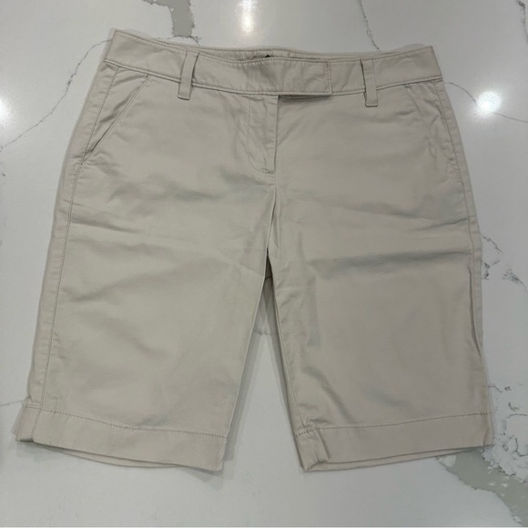 Ann Taylor Khaki Beige Low Rise Y2K Flat Front  Bermuda Shorts Stretch Size 4 - Picture 1 of 9